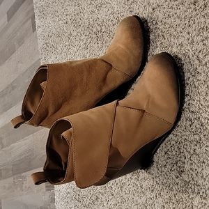BGBG Distressed look suede wedge booties 9